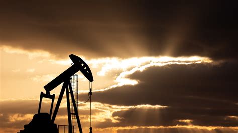 Oil edges higher on U.S. government shutdown optimism