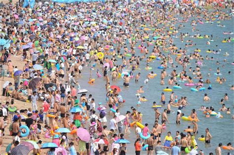 青岛8大海水浴场7月1日开放 部分游客下水享受清凉-国际在线