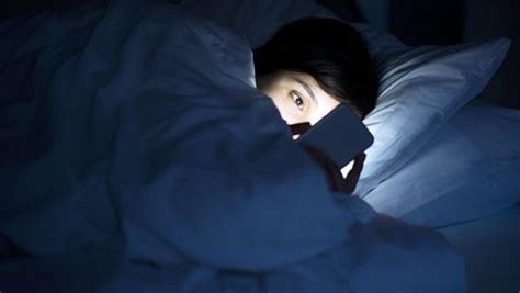 研究发现睡前玩手机伤眼又折寿