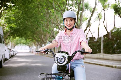 青年女性户外骑电动车高清图片下载-正版图片501637857-摄图网