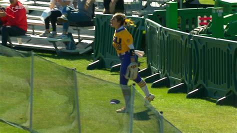 LSU's Ciara Briggs flies over the wall to make epic catch - ESPN Video