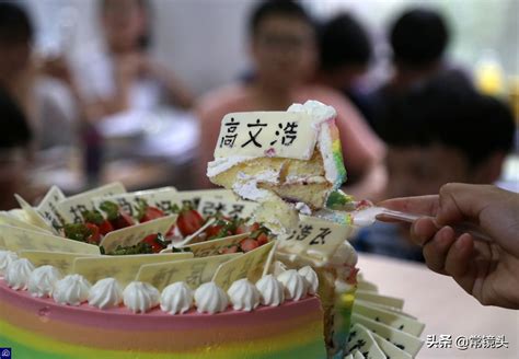 高三学生买蛋糕庆祝被纪律老师砸坏，学校：有规定不允许在校吃蛋糕 "2023高考季 - YouTube