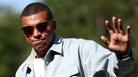 Kylian Mbappé scores 2 goals as PSG routs Lyon 4-1 in French league