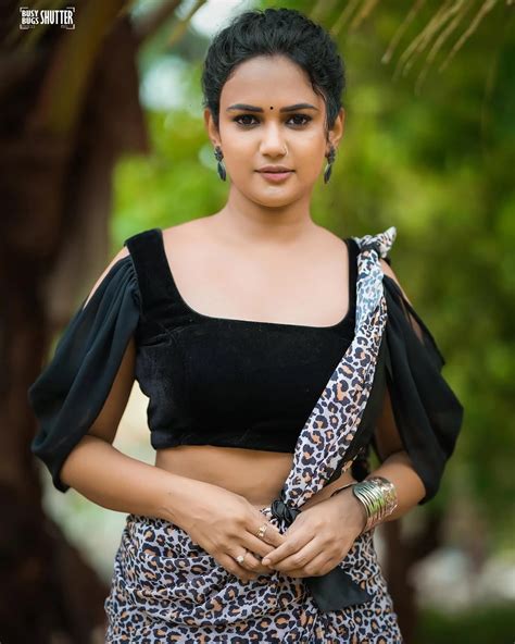 Ariyana Glory : వెరైటీ చీరకట్టులో అరియనా గ్లోరీ.. లేటెస్ట్ ఫొటోలు ...