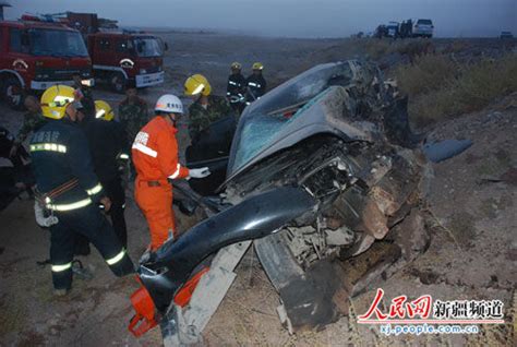 成自泸高速车祸致8死 一轿车卡死在罐车底部_新浪河北新闻_新浪河北