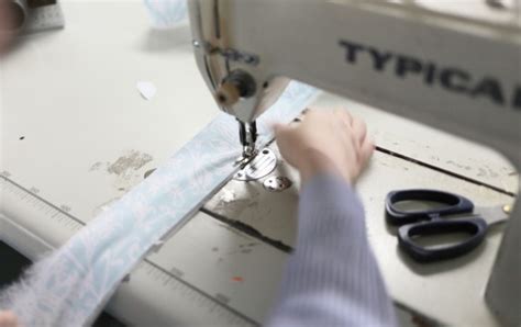 工作室缝制缝纫机专业裁缝缝制衣服照片-正版商用图片0ut264-摄图新视界