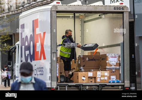 Fedex delivery man hi-res stock photography and images - Alamy