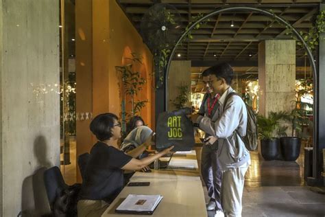 Menu dan Harga Holland Bakery 2025: Roti, Puding, Lapis Legit, hingga ...