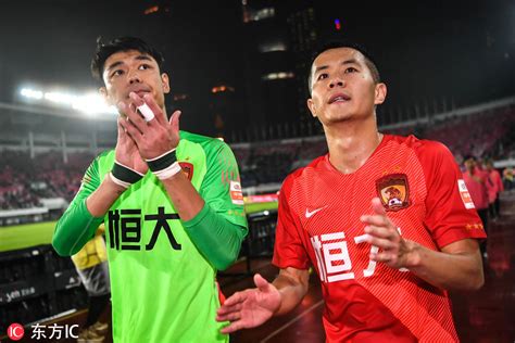 广州恒大淘宝球员谢场 收获两连胜球员脸上洋溢着开心-搜狐大视野-搜狐新闻