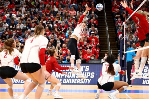 Wisconsin volleyball: Badgers take care of Wildcats 3-0 in Big Ten ...