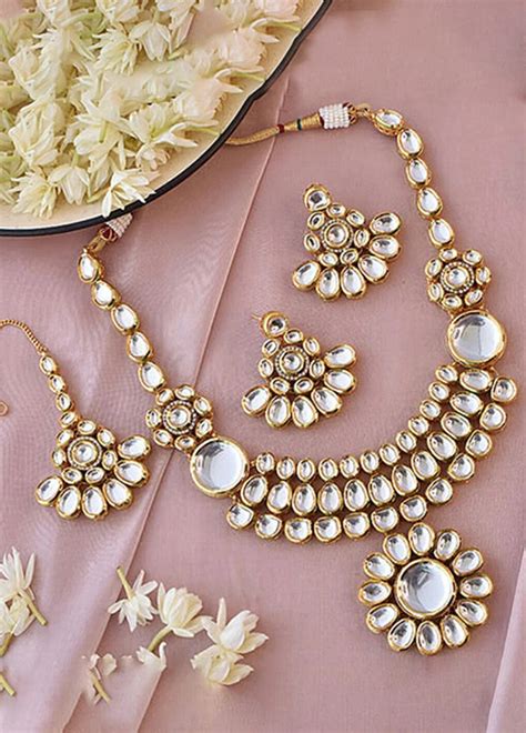 White Kundan Jewellery Set With Mangtika