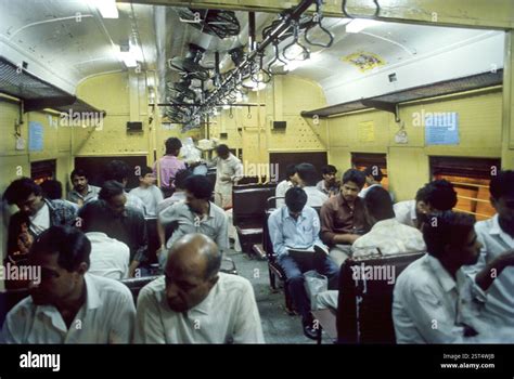 Beautiful Mumbai Local Train Image 的图像结果