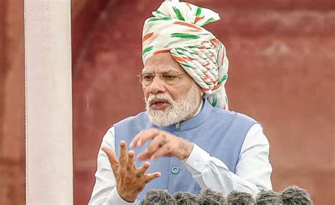 Teleprompter की जगह पेपर नोट्स पढ़कर पीएम मोदी ने दिया लाल किले से ...