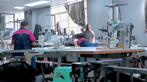 印度尼西亚工厂的亚洲女裁缝或工人用工业缝纫机缝制高清图片下载-正版图片504865555-摄图网