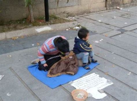 三歲男孩走失五年後，在街頭乞討時遇到母親，卻不敢和母親相認 - 壹讀