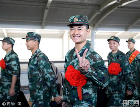 内蒙古边防总队首批新兵入营 40%是大学生 -新华时政-新华网