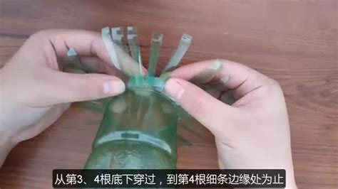 矿泉水瓶简单手工大全 使用剪刀将水瓶开口的上部分