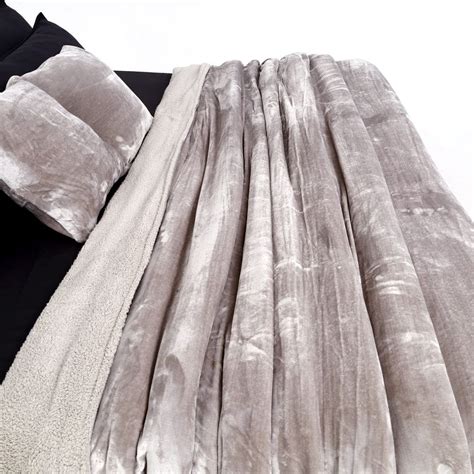 Buy Fluff Quilt Online | Zarf Studios