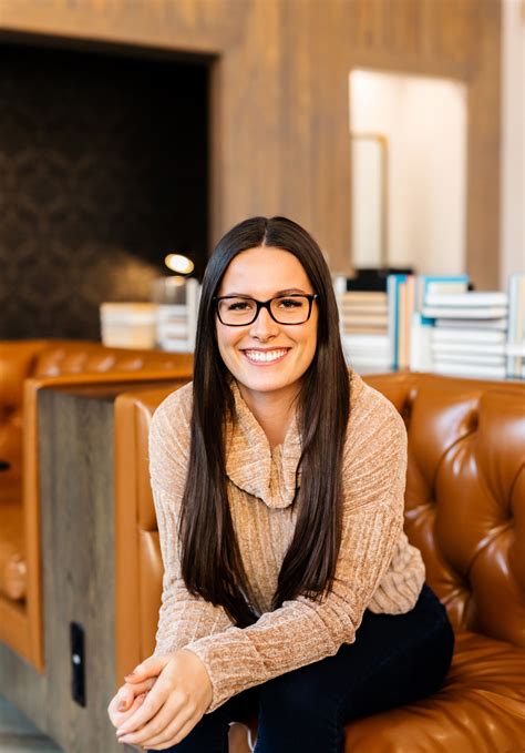 Modern Headshots, Headshot Outfits, Young Professionals, Lifestyle ...