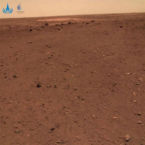 祝融号火星车再传回一批火星照片，一共4张，都显示了些什么？_与美国
