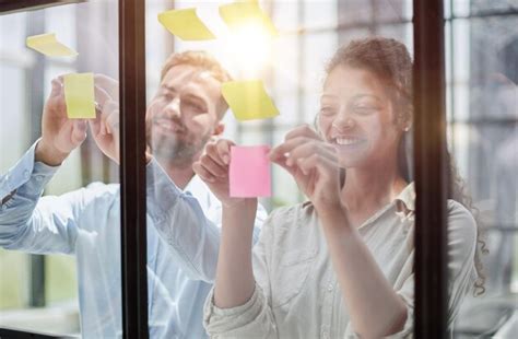 Business People Divided by Wall 的图像结果