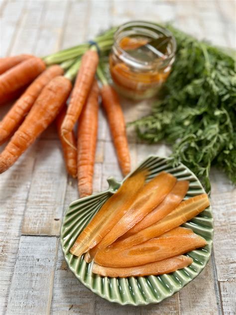 Crunchy Quick Pickled Carrots - Let's Go Tomato
