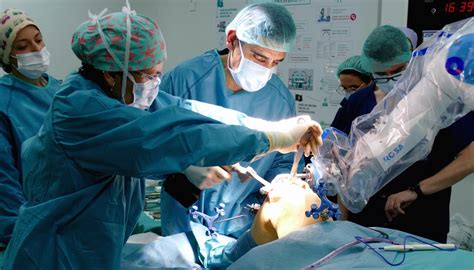 Un robot ayuda a colocar prótesis de rodilla adaptándose a las ...