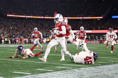 Patriots extend win streak to 10 games, beat down hapless Giants