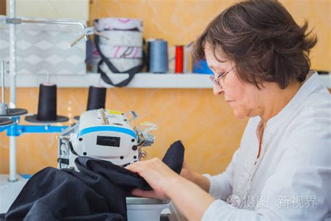 工作室缝制缝纫机专业裁缝缝制衣服照片-正版商用图片0ut264-摄图新视界