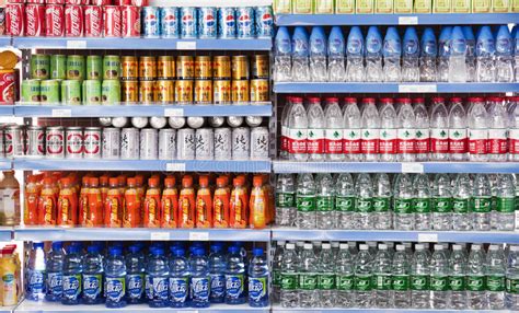 在一家商店的架子的饮料在中国 编辑类库存照片. 图片 包括有 中国, 塑料, 不同, 出售, 标签, 社论 - 53897113