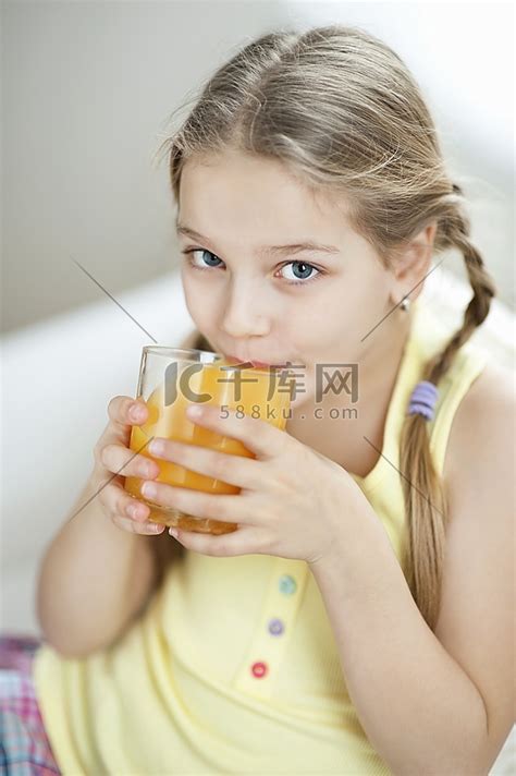小女孩喝橙汁的画像美女饮料/饮品高清摄影大图-千库网