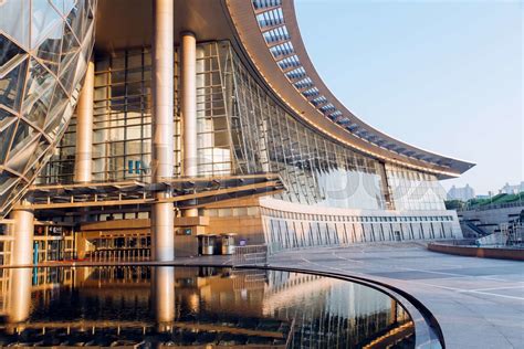 High Tech Building 的图像结果