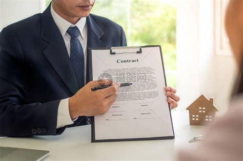 房屋销售代表正在向客户或新房东签署合同或购房文件的详细信息签高清图片下载-正版图片506604042-摄图网