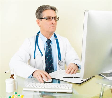 Doctor Using Computer 的图像结果