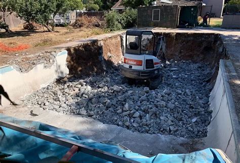 Pool Demolition Process 的图像结果