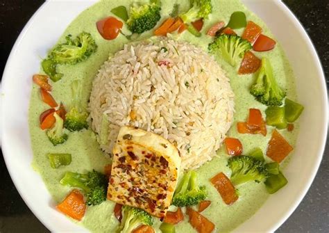HIGH PROTEIN RICE BOWLWith a creamy broccoli 🥦 sauce & grilled herbed ...