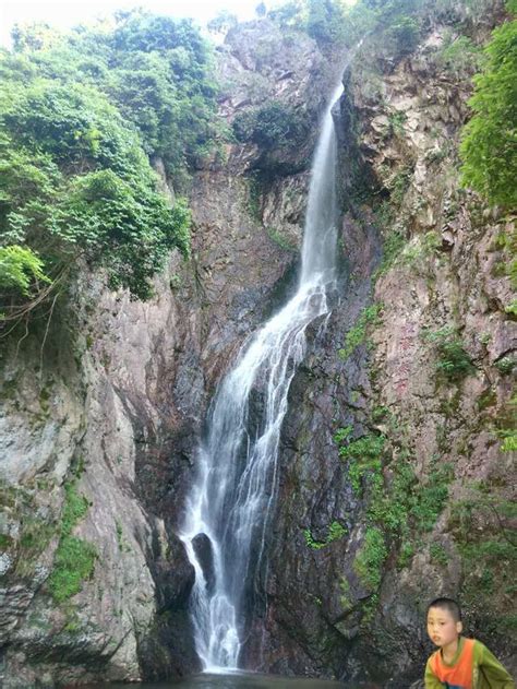 它被誉为中国最秀丽的十大瀑布之一，位于江西省九江市