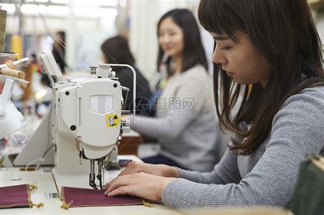 在制作手提包的女缝纫工高清图片下载-正版图片502068172-摄图网