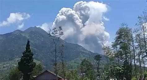 In pictures: Indonesia’s Merapi volcano erupts, tourism pauses around ...