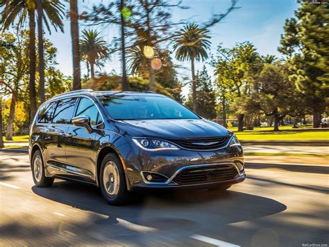 Chrysler Pacifica (2017) - picture 23 of 171 - 1024x768