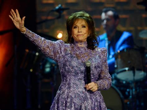 Beloved country music star Loretta Lynn dies aged 90 - TrendRadars UK