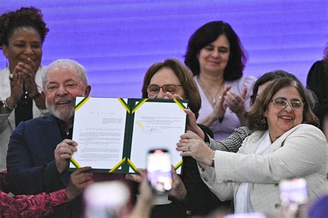 Brasil: Lula sanciona ley de paridad salarial de hombres y mujeres