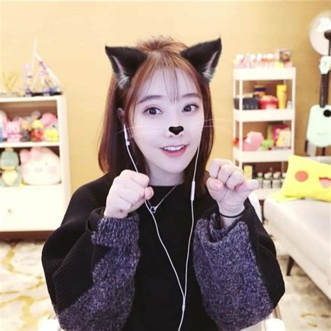 Feng Timo, The Hottest Streamer In China Earning Rs. 1 Crore A Month