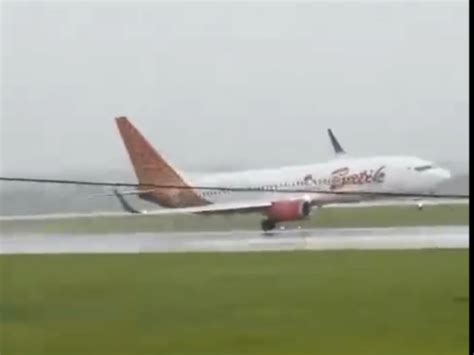 Boeing 737 plane avoids major crash amid torrential rain, strong wind ...