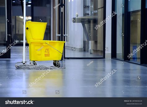 Cleaner trolley in school corridor: Mais de 7 fotos stock licenciáveis ...