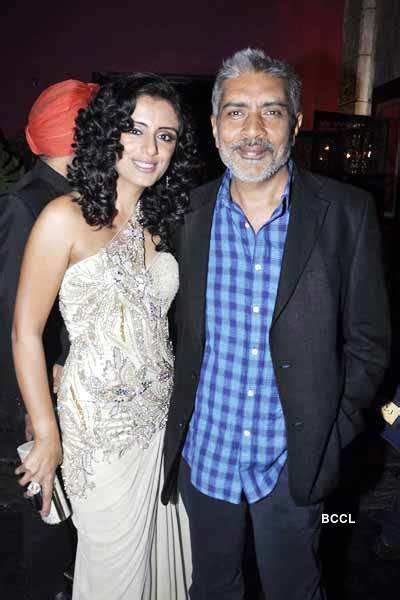 Parveen Dusanj (L) with Prakash Jha at Kabir Bedi's bash to celebrate ...