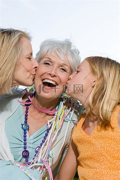年长的女人被女儿和孙女亲吻人物特写老年人高清摄影大图-千库网