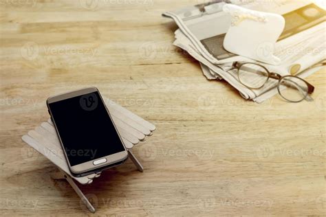 Mobile Phone On Desk 的图像结果