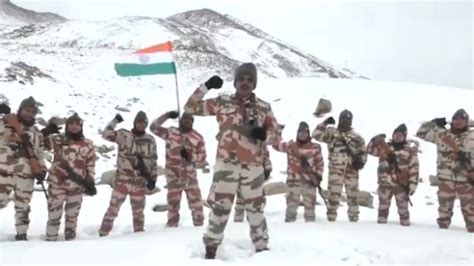 ITBP soldiers celebrate Republic Day in freezing temperature at 17,000 ...
