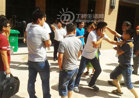 河南开发商与村民群体斗殴 场面火爆